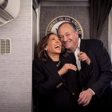 Noch einmal lächeln für die Fotografen: Vizepräsidentin Kamala Harris und ihr Ehemann Doug Emhoff an Bord der Air Force Two. Anschließend brach Harris zu ihrem letzten Wahlkampfauftritt in Philadelphia auf