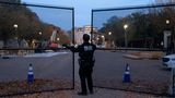 Normalerweise kommt man nahe ans Weiße Haus heran – rund um diese Wahl ist das anders: Ein Wachmann schließt am Tag vor der Wahl ein Sicherheitstor an der Pennsylvania Avenue in Washington, D.C.