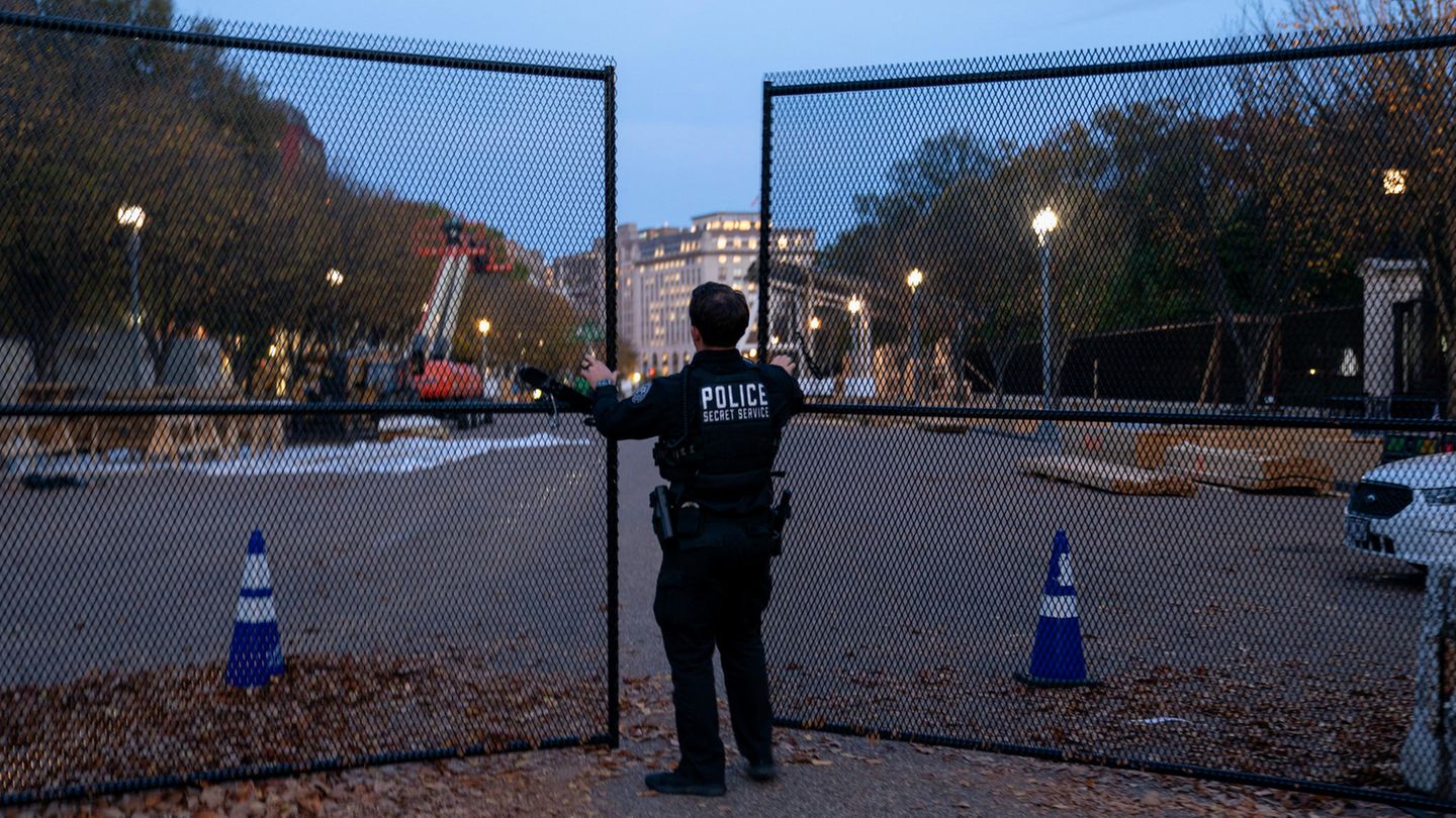 Normalerweise kommt man nahe ans Weiße Haus heran – rund um diese Wahl ist das anders: Ein Wachmann schließt am Tag vor der Wahl ein Sicherheitstor an der Pennsylvania Avenue in Washington, D.C.