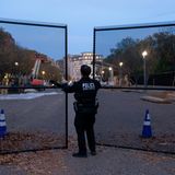 Normalerweise kommt man nahe ans Weiße Haus heran – rund um diese Wahl ist das anders: Ein Wachmann schließt am Tag vor der Wahl ein Sicherheitstor an der Pennsylvania Avenue in Washington, D.C.