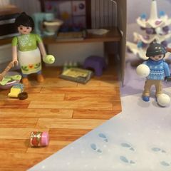Bei Playmobil backen Mutter und Tochter, während der Sohn im Schnee spielt.