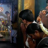 Diese Menschen in Indien beten für den Sieg von Kamala Harris: In Thulasendrapuram im Bundesstaat Tamil Nadu, dem Dorf, aus dem Harris' Großvater stammt, haben Bewohner eine Tempelzeremonie organisiert. Wie die Nachrichtenagentur Reuters berichtet, nahmen mehr als ein Dutzend Menschen daran teil, dazu kamen einige Touristen