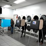 Wählen und waschen – in diesem Waschsalon in Philadelphia ist das theoretisch gleichzeitig möglich 