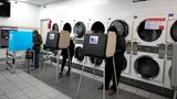 Wählen und waschen – in diesem Waschsalon in Philadelphia ist das theoretisch gleichzeitig möglich 
