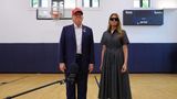 Donald Trump und seine Frau Melania im Mandel Recreation Center in Palm Beach, Florida, wo er seine Stimme abgegeben hat. Kamala Harris hatte bereits vorab per Brief gewählt