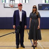 Donald Trump und seine Frau Melania im Mandel Recreation Center in Palm Beach, Florida, wo er seine Stimme abgegeben hat. Kamala Harris hatte bereits vorab per Brief gewählt