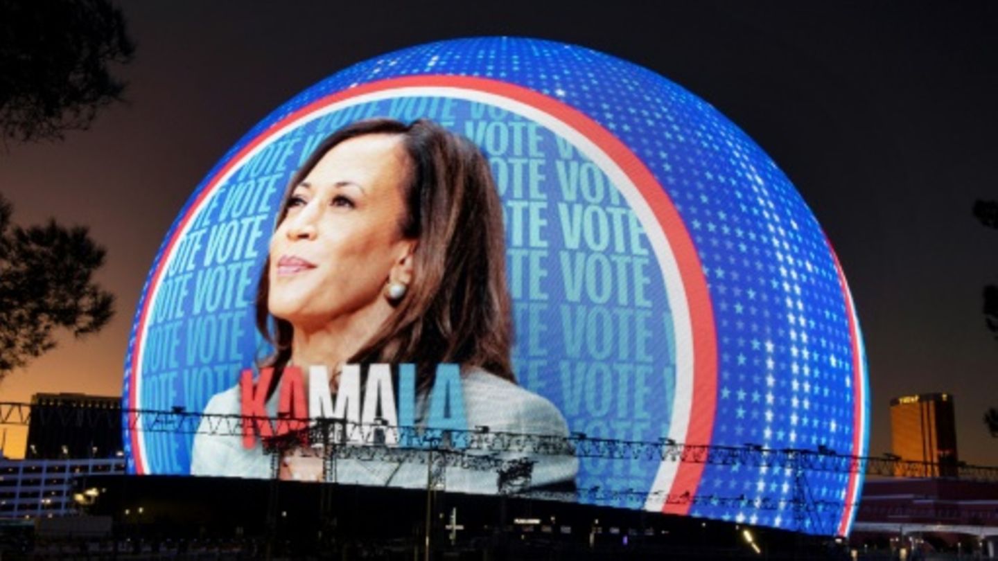 Harris-Projektion auf Gebäude vor Trump-Hotel in Las Vega