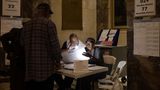 Bei der US-Wahl überprüfen Freiwillige in New York Stimmzettel im Obersten Gerichtshof von Bronx County.