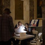 Bei der US-Wahl überprüfen Freiwillige in New York Stimmzettel im Obersten Gerichtshof von Bronx County.