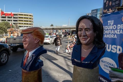 Büsten von Harris und Trump an der US-mexikanischen Grenze