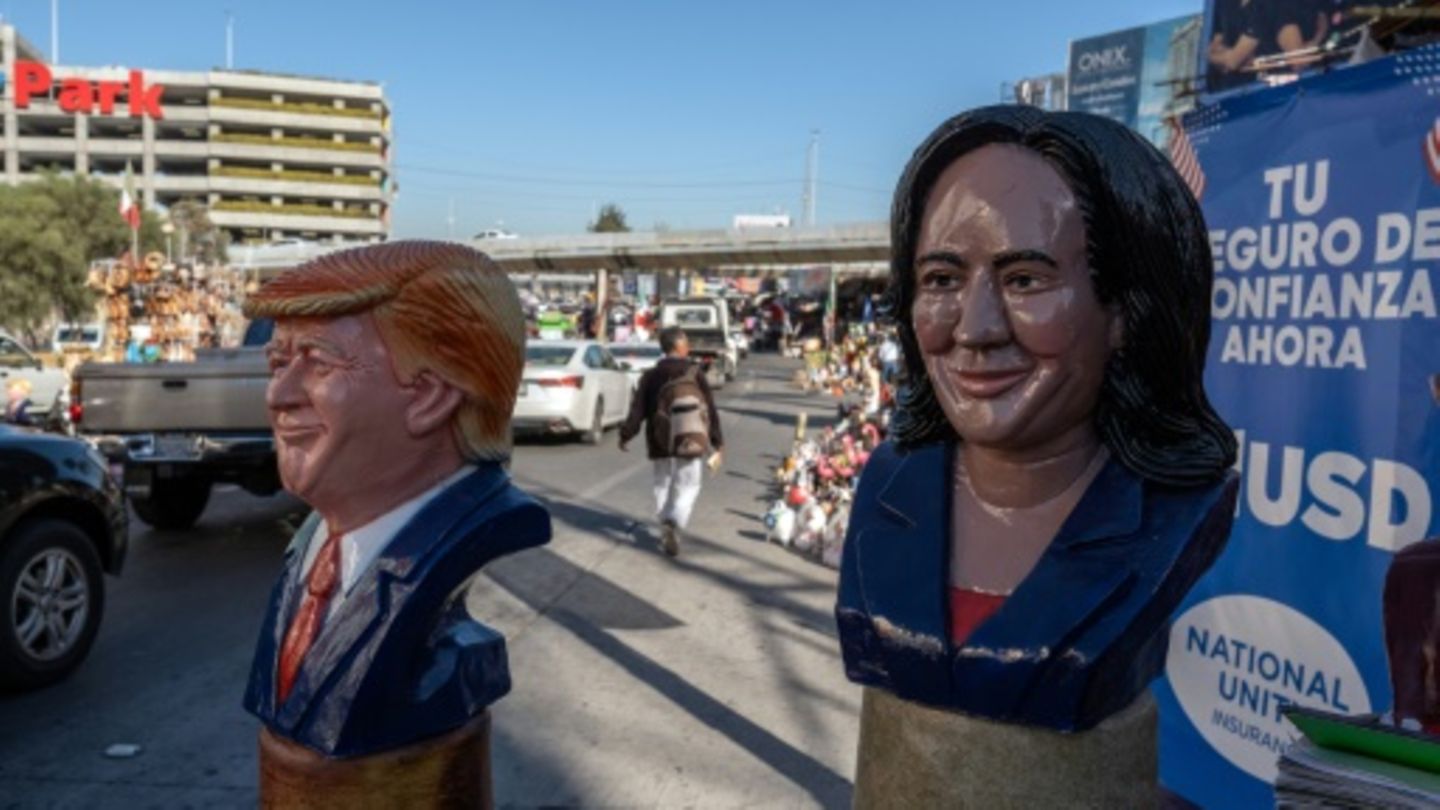 Büsten von Harris und Trump an der US-mexikanischen Grenze