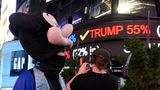 Passanten am Times Square in New York verfolgen die Wahlergebnisse