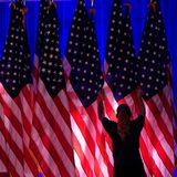 In West Palm Beach, Florida, bereitet ein Arbeiter eine Trump-Wahlparty vor. Dafür müssen natürlich alle US-Flaggen korrekt hängen