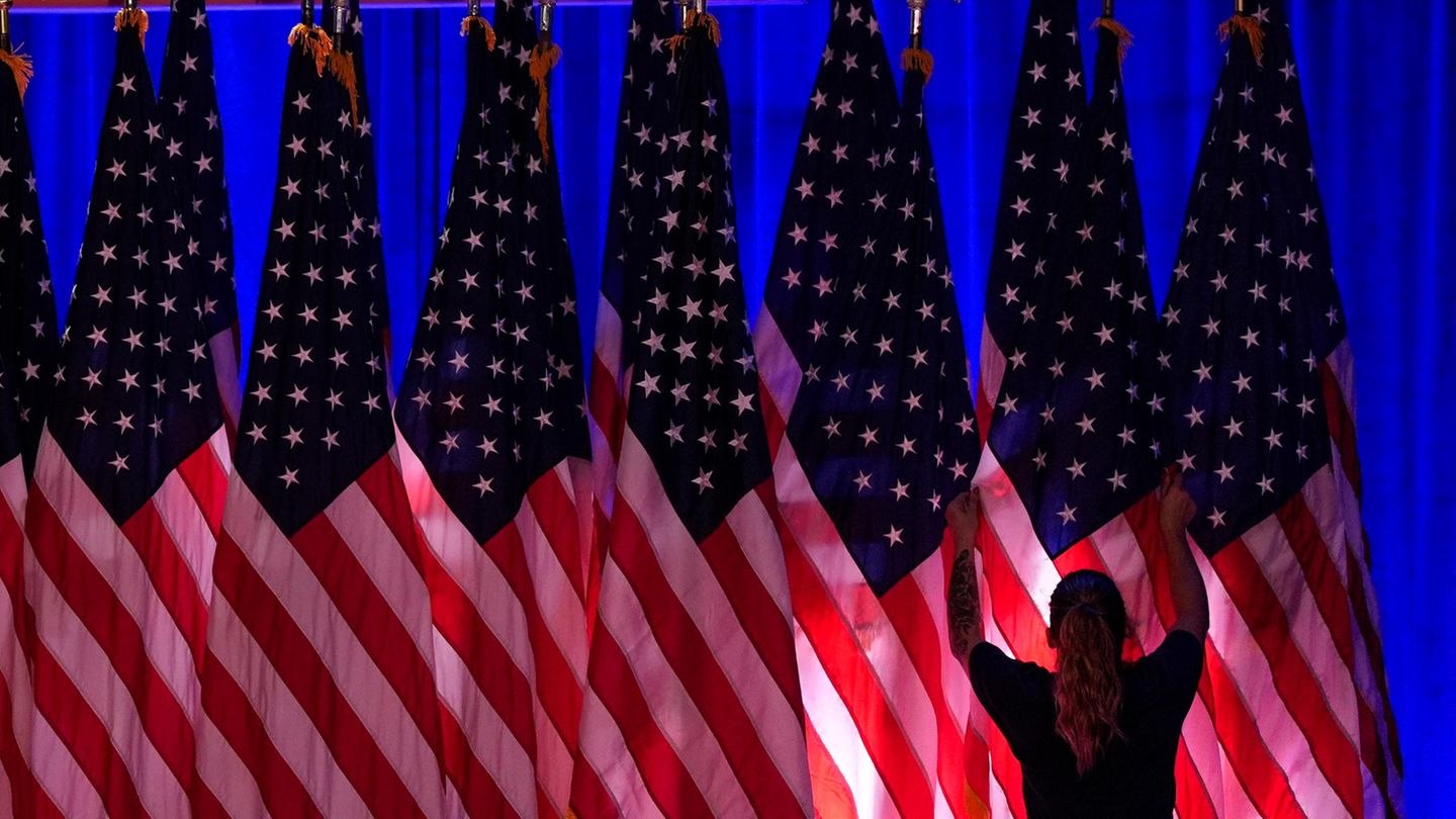 In West Palm Beach, Florida, bereitet ein Arbeiter eine Trump-Wahlparty vor. Dafür müssen natürlich alle US-Flaggen korrekt hängen