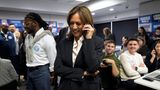 Präsidentschaftskandidatin Kamala Harris telefoniert mit freiwilligen Wahlkampfhelfern in der Parteizentrale der Demokraten – und ist dabei offenbar gut gelaunt