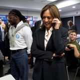 Präsidentschaftskandidatin Kamala Harris telefoniert mit freiwilligen Wahlkampfhelfern in der Parteizentrale der Demokraten – und ist dabei offenbar gut gelaunt