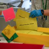 Wahlhelfer bearbeiten Briefwahlunterlagen in den Verwaltungsbüros von Chester County in Pennsylvania, dem wichtigsten Swing State