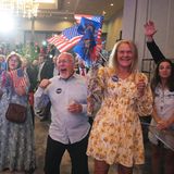 Menschen tanzen auf einer Wahlparty für den republikanischen Senatskandidaten D.McCormick in Pittsburgh, Pennsylvania