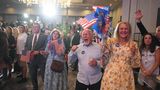 Menschen tanzen auf einer Wahlparty für den republikanischen Senatskandidaten D.McCormick in Pittsburgh, Pennsylvania