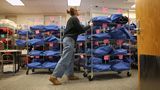 Wahlhelferin Victoria Kosteck schiebt im Boone County Government Center einen Wagen mit Stimmzetteln von den US-Wahlen in einen Lagerraum in Columbia, Missouri