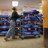 Wahlhelferin Victoria Kosteck schiebt im Boone County Government Center einen Wagen mit Stimmzetteln von den US-Wahlen in einen Lagerraum in Columbia, Missouri