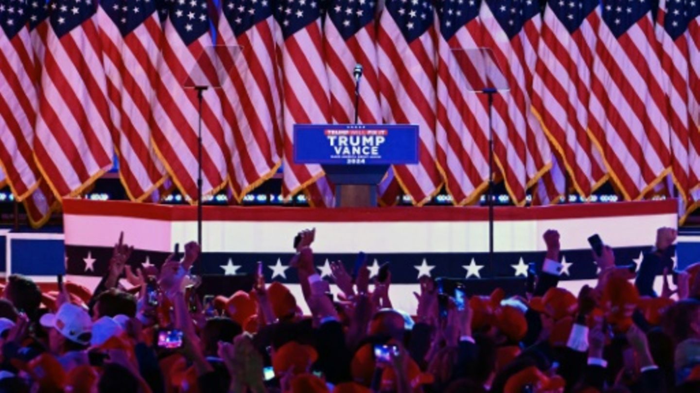 Trump-Anhänger in Florida warten auf Aufritt ihres Idols