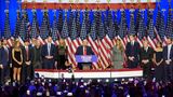 Bei seiner Wahlparty im Palm Beach County Convention Center holt Trump nicht nur seine Familie, sondern auch etliche Unterstützer auf die Bühne. Seine Rede dreht sich dann erstaunlich lange um Tech-Milliardär Elon Musk. Trump kündigt aber auch an, das tief gespaltenen Land "heilen" und eine "Wende" für das Land schaffen zu wollen
