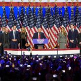 Bei seiner Wahlparty im Palm Beach County Convention Center holt Trump nicht nur seine Familie, sondern auch etliche Unterstützer auf die Bühne. Seine Rede dreht sich dann erstaunlich lange um Tech-Milliardär Elon Musk. Trump kündigt aber auch an, das tief gespaltenen Land "heilen" und eine "Wende" für das Land schaffen zu wollen