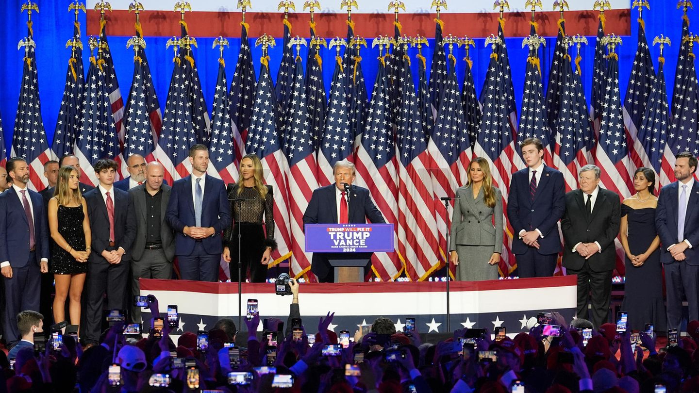 Bei seiner Wahlparty im Palm Beach County Convention Center holt Trump nicht nur seine Familie, sondern auch etliche Unterstützer auf die Bühne. Seine Rede dreht sich dann erstaunlich lange um Tech-Milliardär Elon Musk. Trump kündigt aber auch an, das tief gespaltenen Land "heilen" und eine "Wende" für das Land schaffen zu wollen