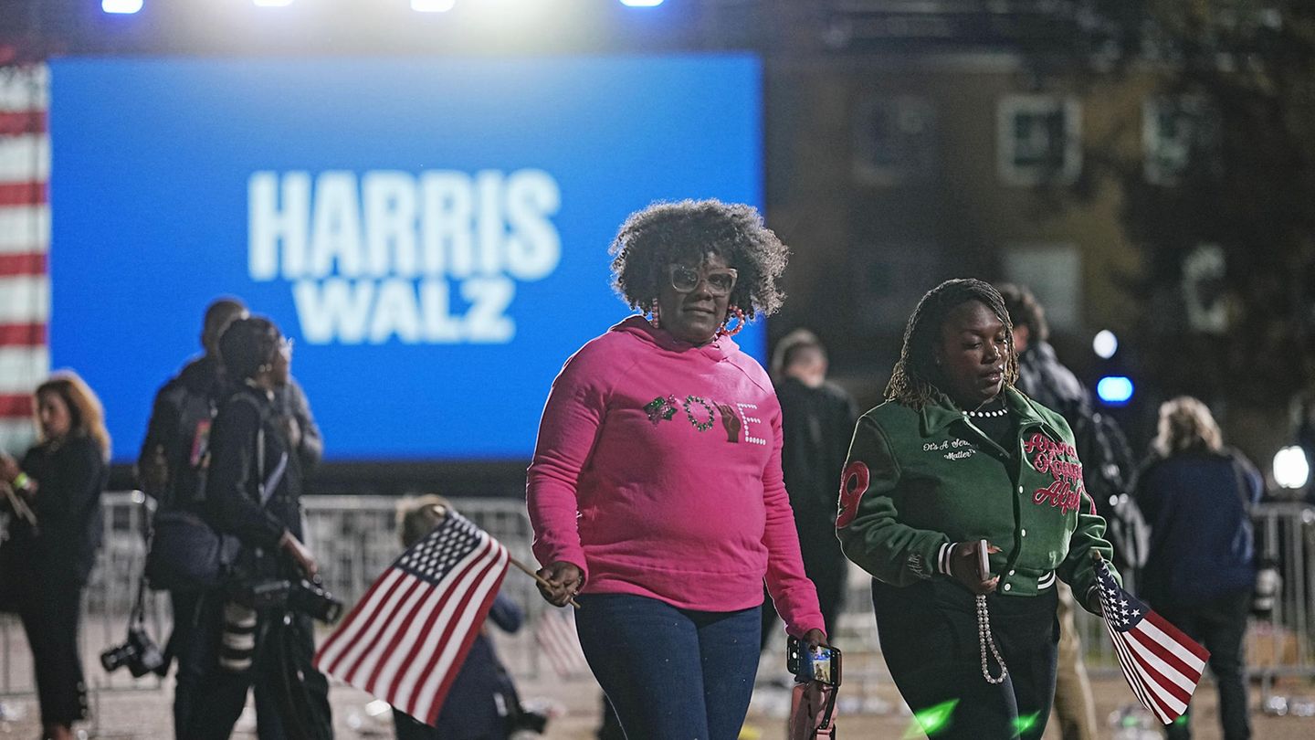 Katerstimmung bei den Demokraten: Die Unterstützer von Kamala Harris und Tim Walz verlassen den Platz, an dem die Demokraten eigentlich einen Wahlsieg feiern wollten