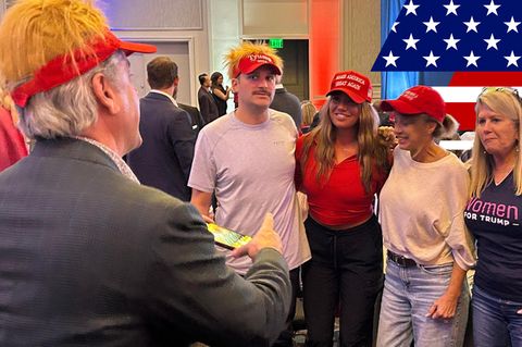 Eine Mischung aus Karneval und Geburtstagsfeier: Anhänger von Donald Trump feiern in Georgia