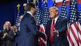 Diese beiden werden bald ins Weiße Haus einziehen: Vizepräsidentschaftskandidat J.D. Vance und Donald Trump beim Handshake