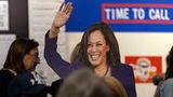 Von Kamala Harris bleibt vorerst nur ein Pappaufsteller – hier in Santa Monica bei Los Angeles. Die Unterlegene hat ihren Auftritt bei der Wahlparty der Demokraten abgesagt und sich bislang nicht zu Wort gemeldet