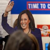 Von Kamala Harris bleibt vorerst nur ein Pappaufsteller – hier in Santa Monica bei Los Angeles. Die Unterlegene hat ihren Auftritt bei der Wahlparty der Demokraten abgesagt und sich bislang nicht zu Wort gemeldet