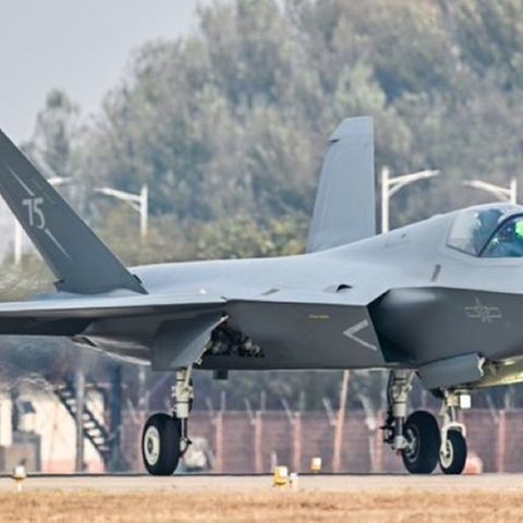 Der Stealth Jet J-35A ist ein mittegroßer Multirole Fighter und wird auf Pekings Trägern dienen