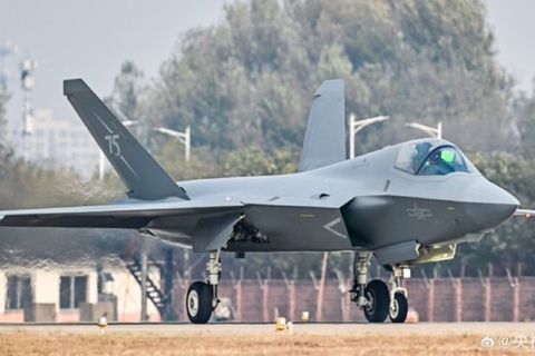 Der Stealth Jet J-35A ist ein mittegroßer Multirole Fighter und wird auf Pekings Trägern dienen