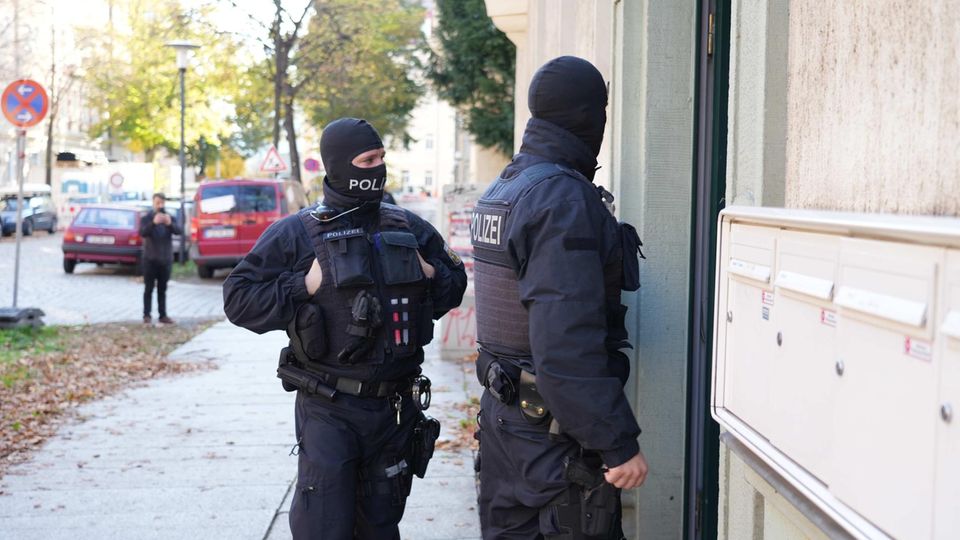 In Österreich und Polen wurden mehrere Häuser der Sächsischen Separatisten durchsucht, einer Nazi-Gruppe, welche einen eigenen nationalistischen Staat bilden wollten.
