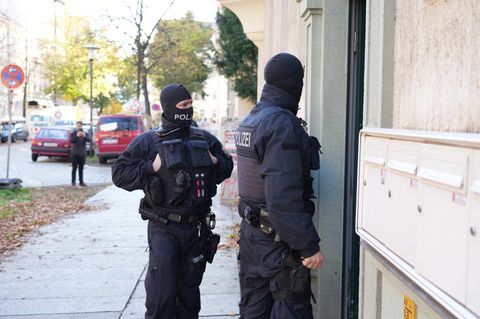 In Österreich und Polen wurden mehrere Häuser der Sächsischen Separatisten durchsucht, einer Nazi-Gruppe, welche einen eigenen nationalistischen Staat bilden wollten.