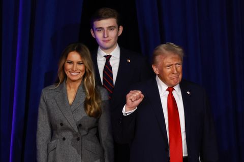 Nach der Wahl: Barron Trump (M.) und seine Mutter Melania betreten mit Donald Trump die Bühne