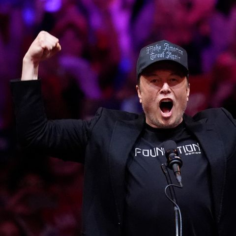Tesla-Chef Musk zeigt seine Muskeln hinter einem Podium und brüllt