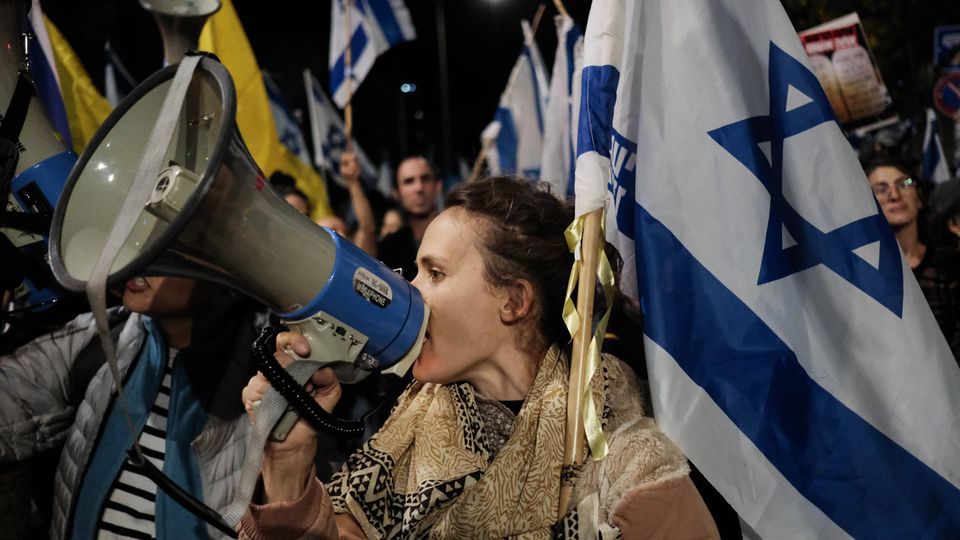 Tausende demonstrierten vergangene Nacht in Jerusalem gegen den israelishcen Ministerpräsidenten Netanjahu, nachdem dieser seinen Verteidigungsminister Gallant entlassen hatte.