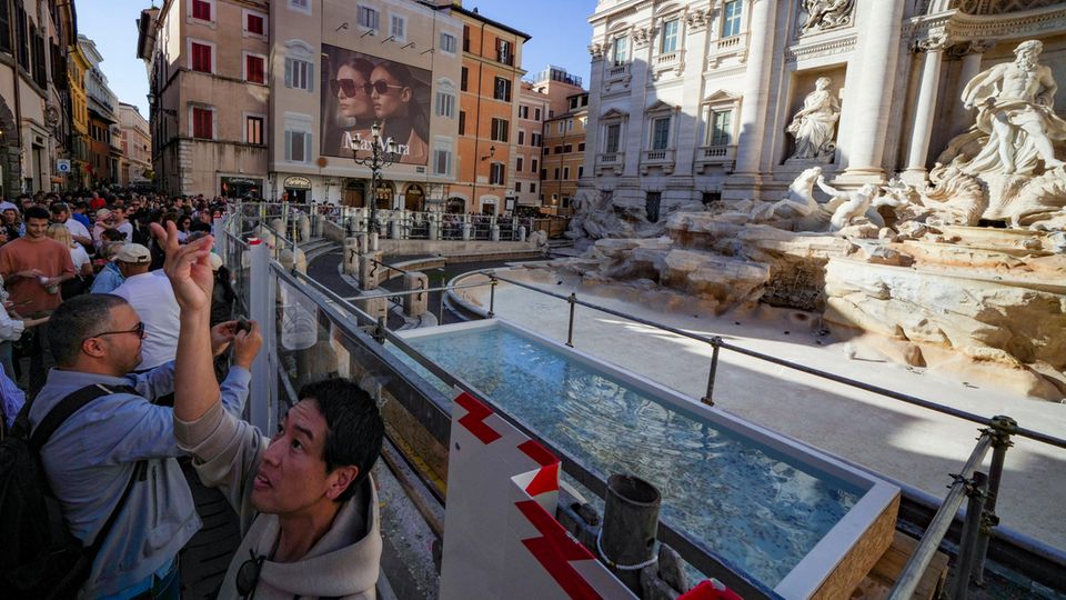 Münzwurf am Trevi-Brunnen