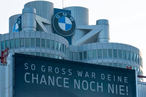 Das Plakat soll wohl ermutigen. Doch die Gewinnchancen von BMW sehen gerade gar nicht aus