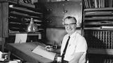 Carl Barks in seinem Arbeitszimmer