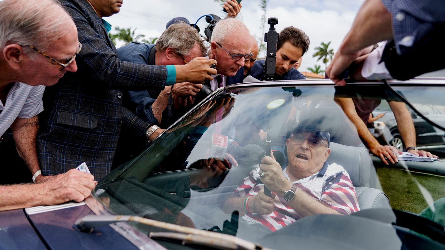 US election: Rudy Giuliani drove to vote in a seized Benz