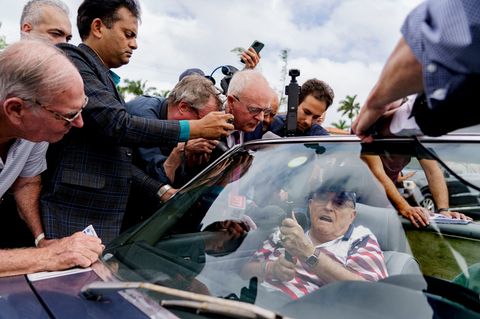 Rudy Giuliani vor dem Wahllokal zur US-Wahl in Palm Springs