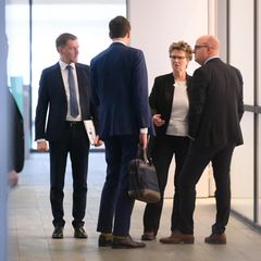 Michael Kretschmer (CDU), Sachsens Ministerpräsident, Conrad Clemens (CDU), Sabine Zimmermann (BSW) und Henning Homann (SPD)