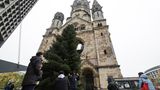 Vor der Gedächtniskirche in Berlin wird ein Weihnachtsbaum aufgestellt