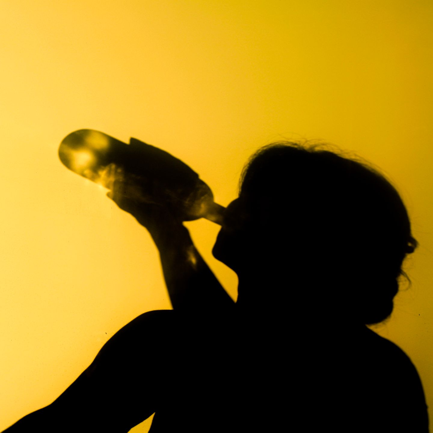Naddel: Der Schatten einer Frau, die eine Flasche ansetzt und daraus trinkt