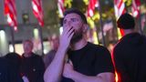 Auch dieser Harris-Anhänger in New York scheint entsetzt über die Entwicklung der Wahlergebnisse